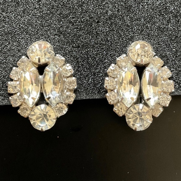 Vintage Rhinestone Clip On Earrings 1.25" Cluster Round & Marquise Shaped - Picture 5 of 5